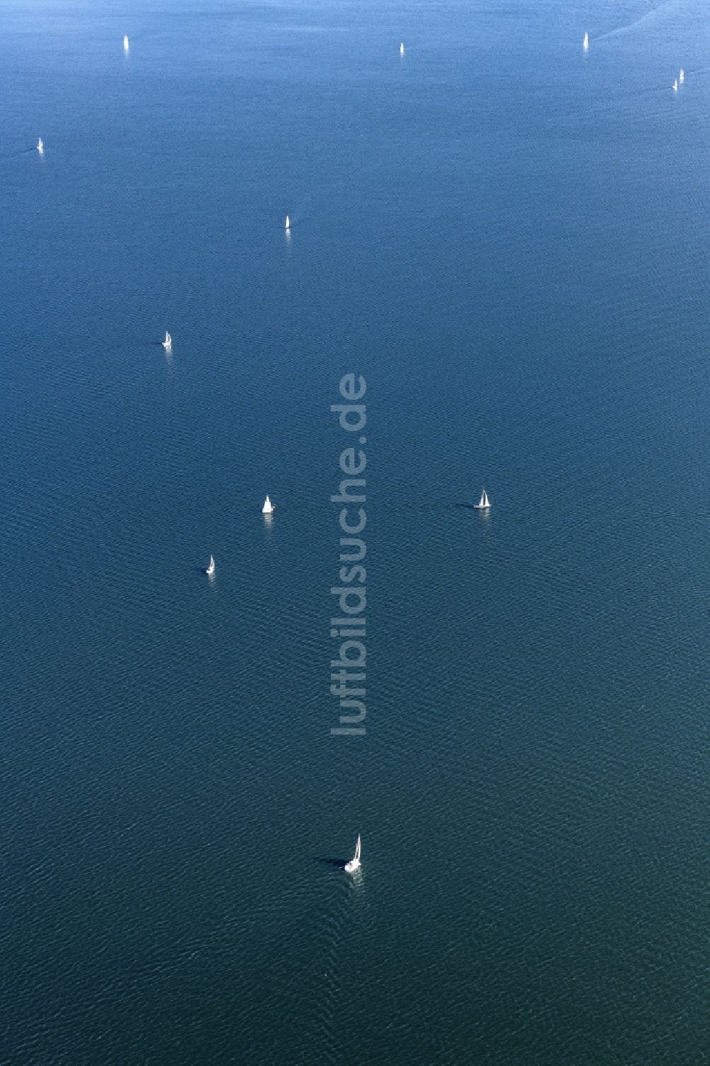 Luftbild Chiemsee - Segelschiff in Fahrt auf dem Chiemsee in Chiemsee im Bundesland Bayern, Deutschland