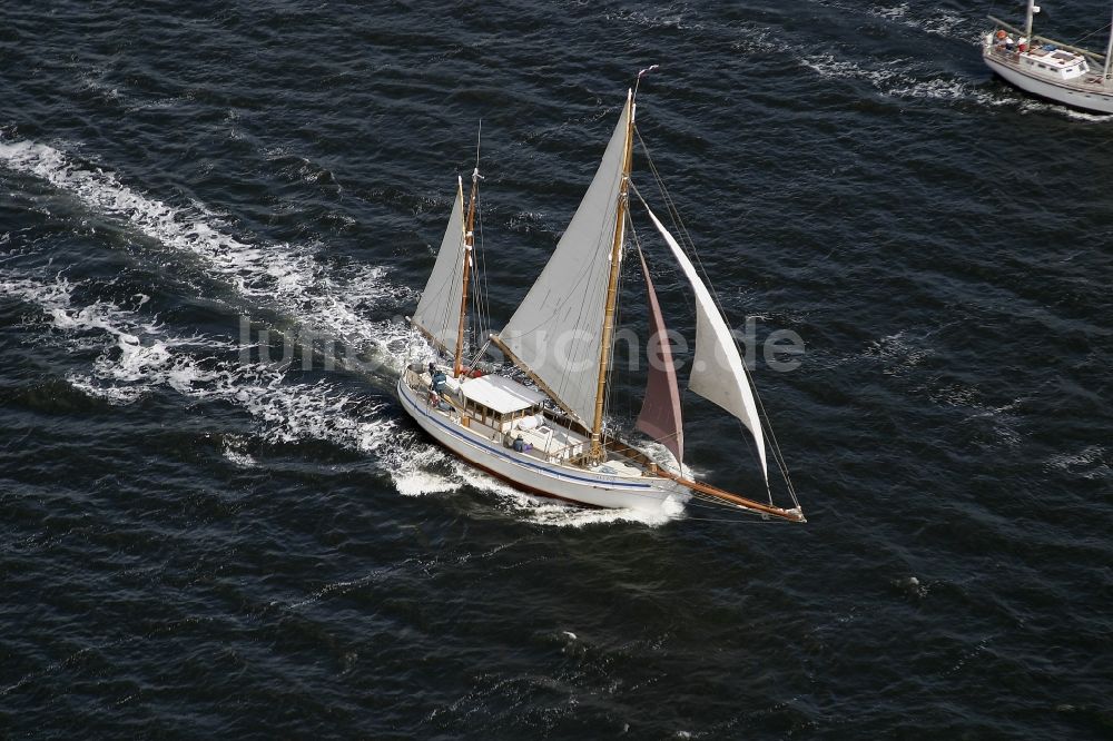 Flensburger Förde von oben - Segelschiff in Fahrt in Flensburger Förde im Bundesland Schleswig-Holstein