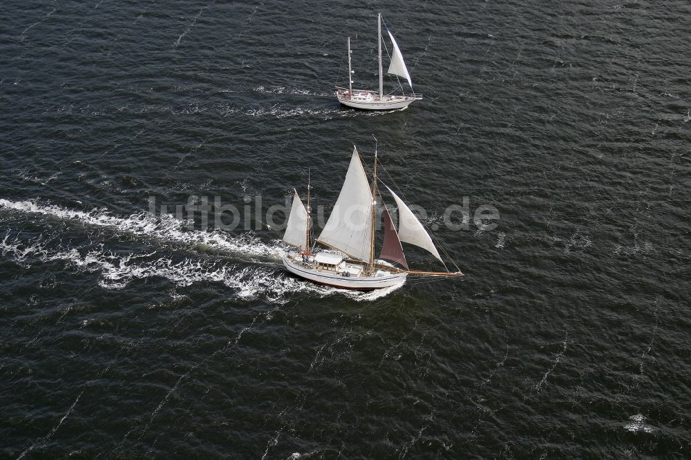 Flensburger Förde aus der Vogelperspektive: Segelschiff in Fahrt in Flensburger Förde im Bundesland Schleswig-Holstein