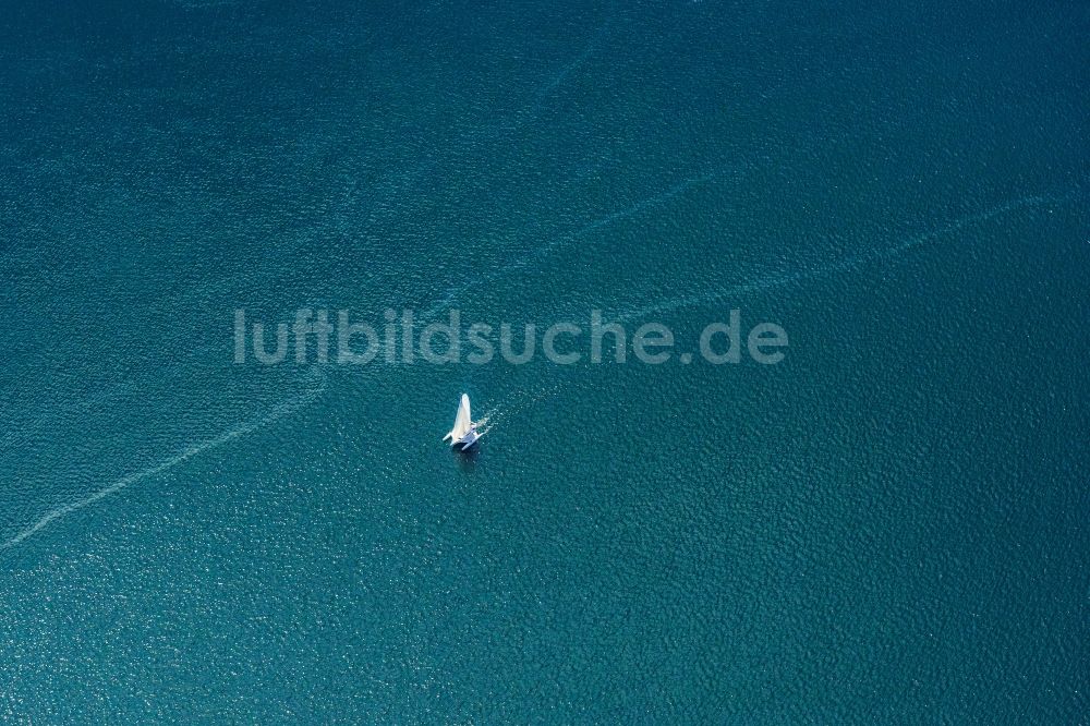 Sipplingen aus der Vogelperspektive: Segelschiff in Fahrt auf dem Obersee in Sipplingen im Bundesland Baden-Württemberg, Deutschland