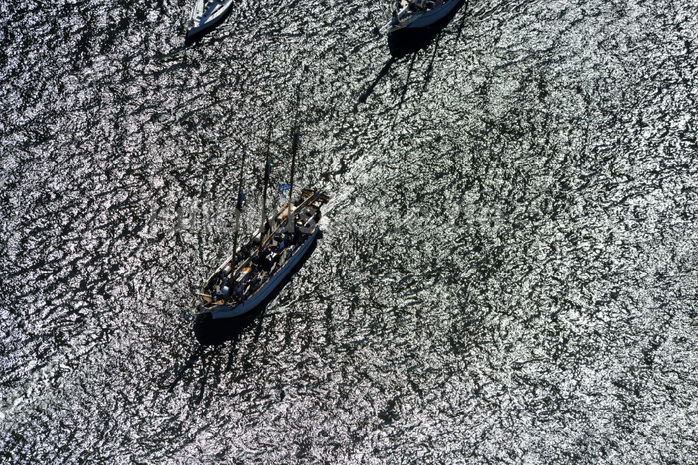 Luftaufnahme Rostock - Segelschiff in Fahrt auf der Unterwarnow in Rostock im Bundesland Mecklenburg-Vorpommern