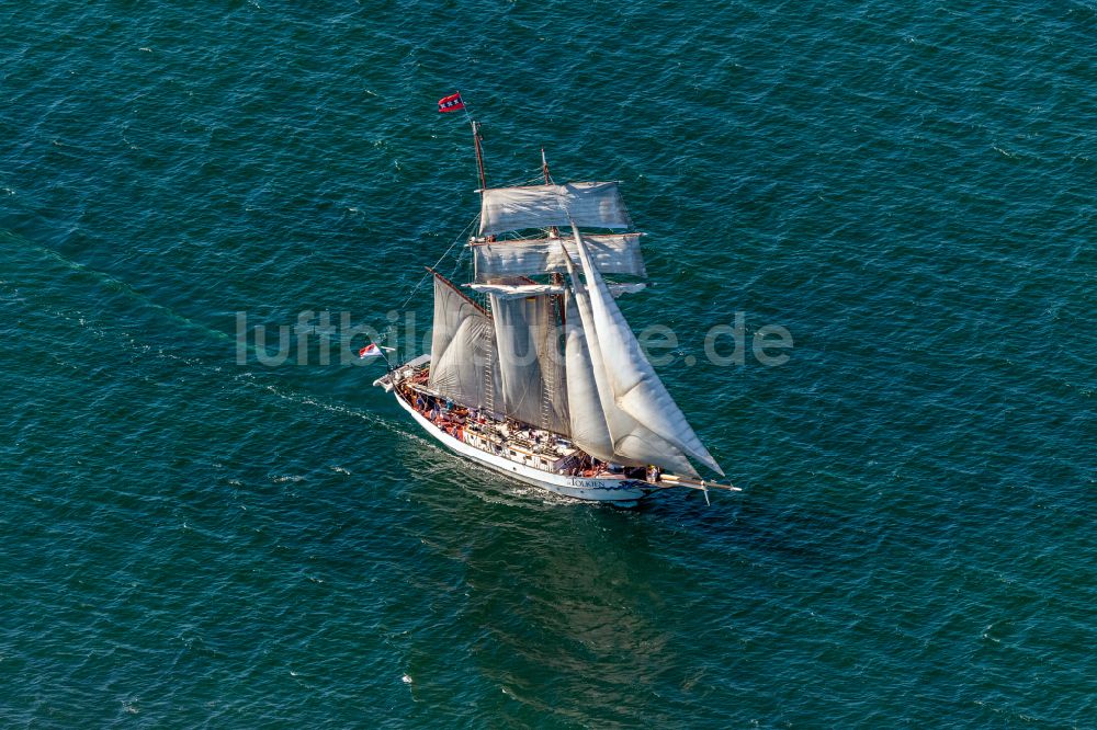 Luftbild Rostock - Segelschiff JR Tolkien auf der Ostsee in Rostock im Bundesland Mecklenburg-Vorpommern, Deutschland