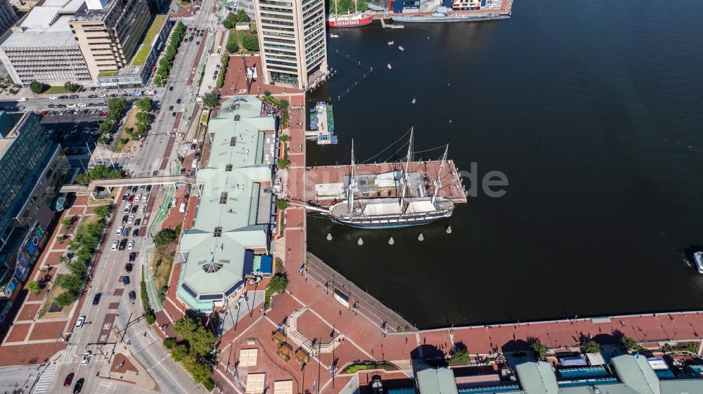 Luftaufnahme Baltimore - Segelschiff USS Constellation im Hafen in Baltimore in Maryland, USA