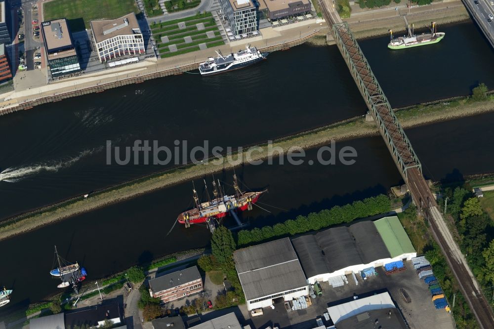 Luftbild Bremen - Segelschiff und Veranstaltungsschiff De Liefde am Südufer des Flusses Weser in Bremen