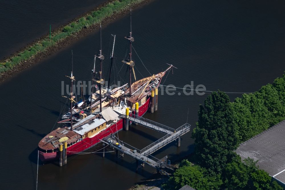 Bremen von oben - Segelschiff und Veranstaltungsschiff De Liefde am Südufer des Flusses Weser in Bremen