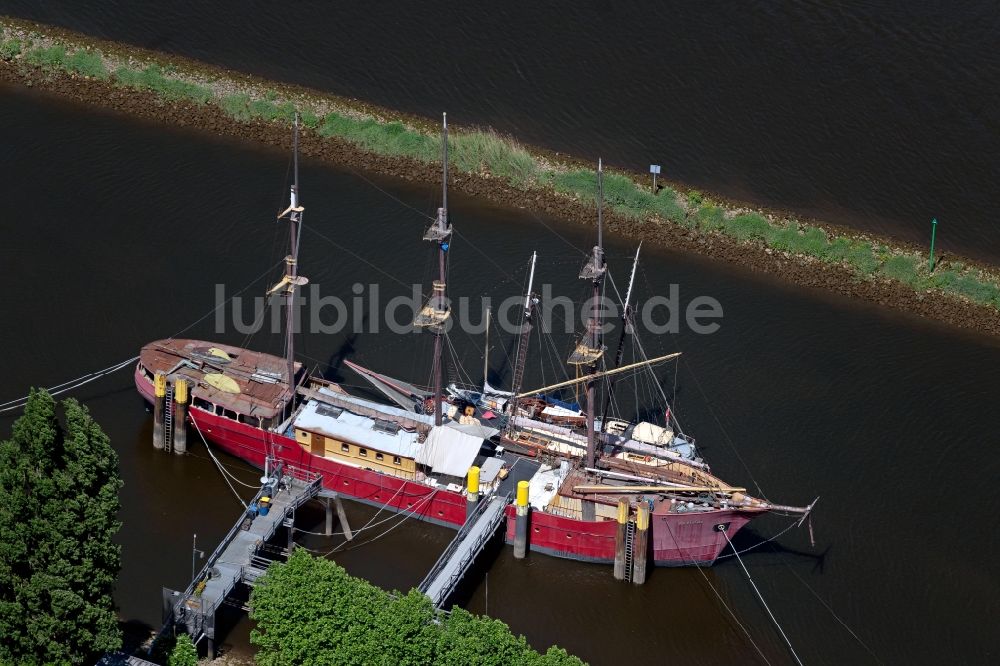 Bremen aus der Vogelperspektive: Segelschiff und Veranstaltungsschiff De Liefde am Südufer des Flusses Weser in Bremen