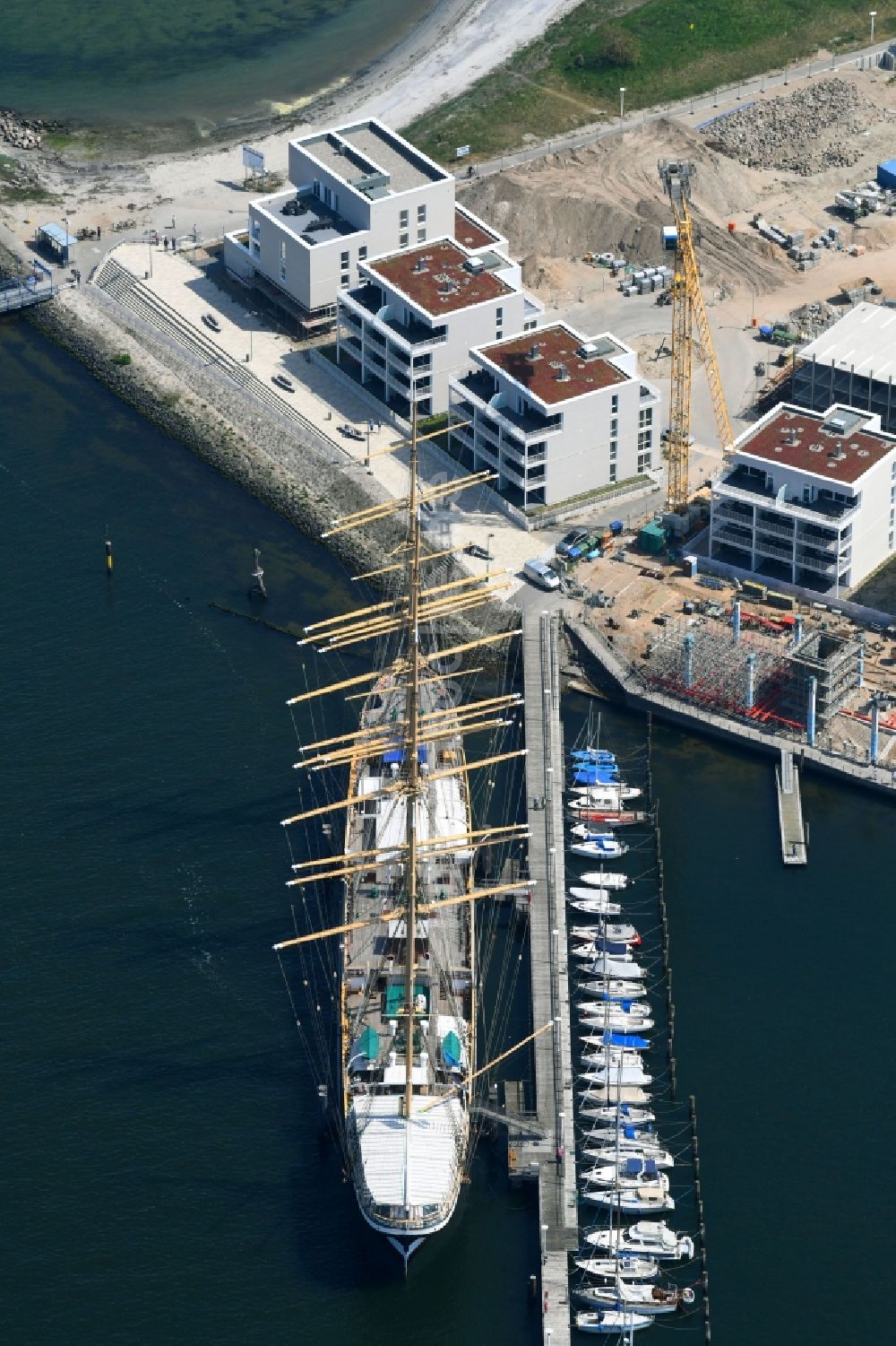 Lübeck von oben - Segelschiff Viermastbark Passat Am Priwallhafen im Hafen in Lübeck im Bundesland Schleswig-Holstein, Deutschland