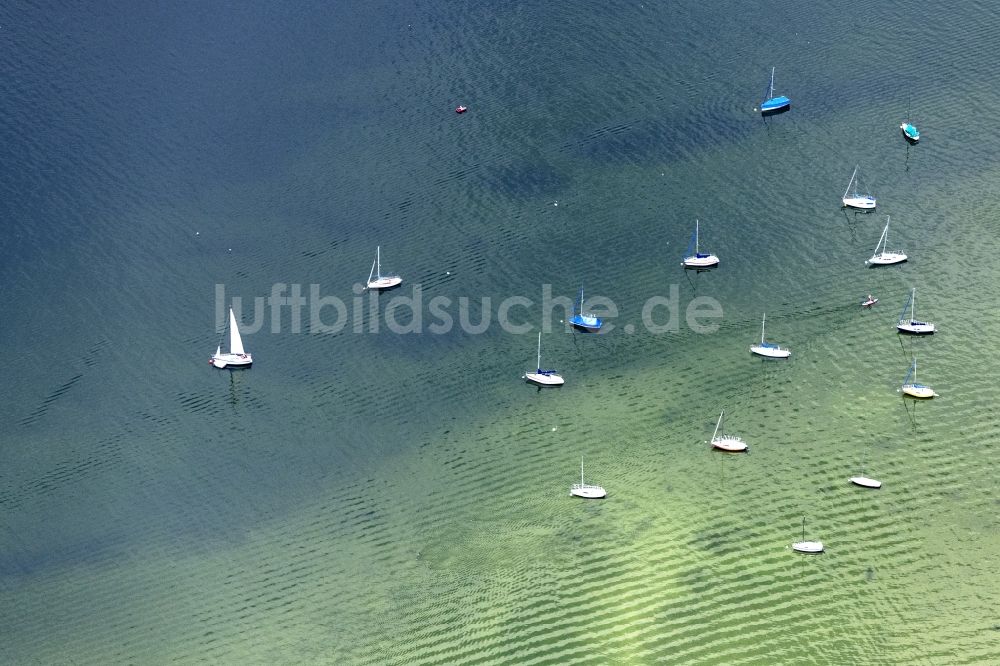 Inning am Ammersee aus der Vogelperspektive: Segelschiffe an Bojen Liegeplätzen auf dem Ammersee in Inning am Ammersee im Bundesland Bayern, Deutschland