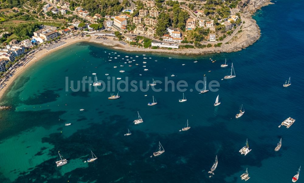 Luftaufnahme Soller - Segelschiffe - Boote in der Bucht in Soller in Balearische Insel Mallorca, Spanien