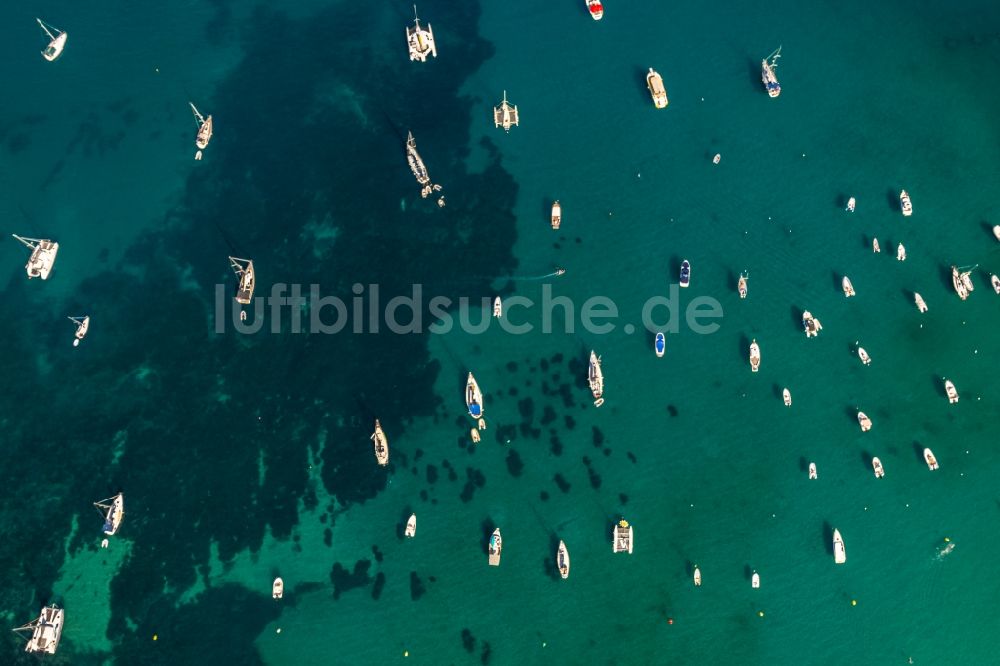 Soller aus der Vogelperspektive: Segelschiffe - Boote in der Bucht in Soller in Balearische Insel Mallorca, Spanien