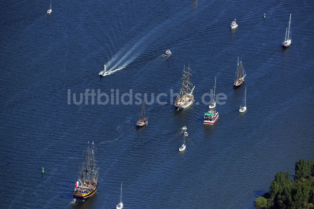 Rostock aus der Vogelperspektive: Segelschiffe in Fahrt auf der Ostsee in Rostock im Bundesland Mecklenburg-Vorpommern