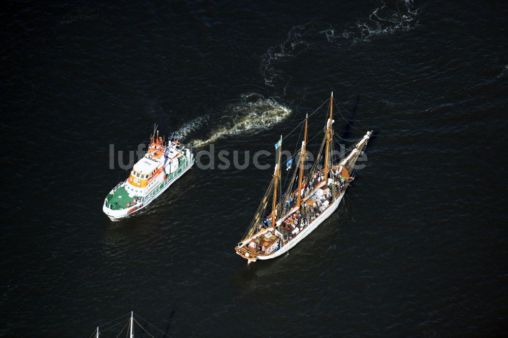 Luftbild Rostock - Segelschiffe in Fahrt auf der Unterwarnow in Rostock im Bundesland Mecklenburg-Vorpommern