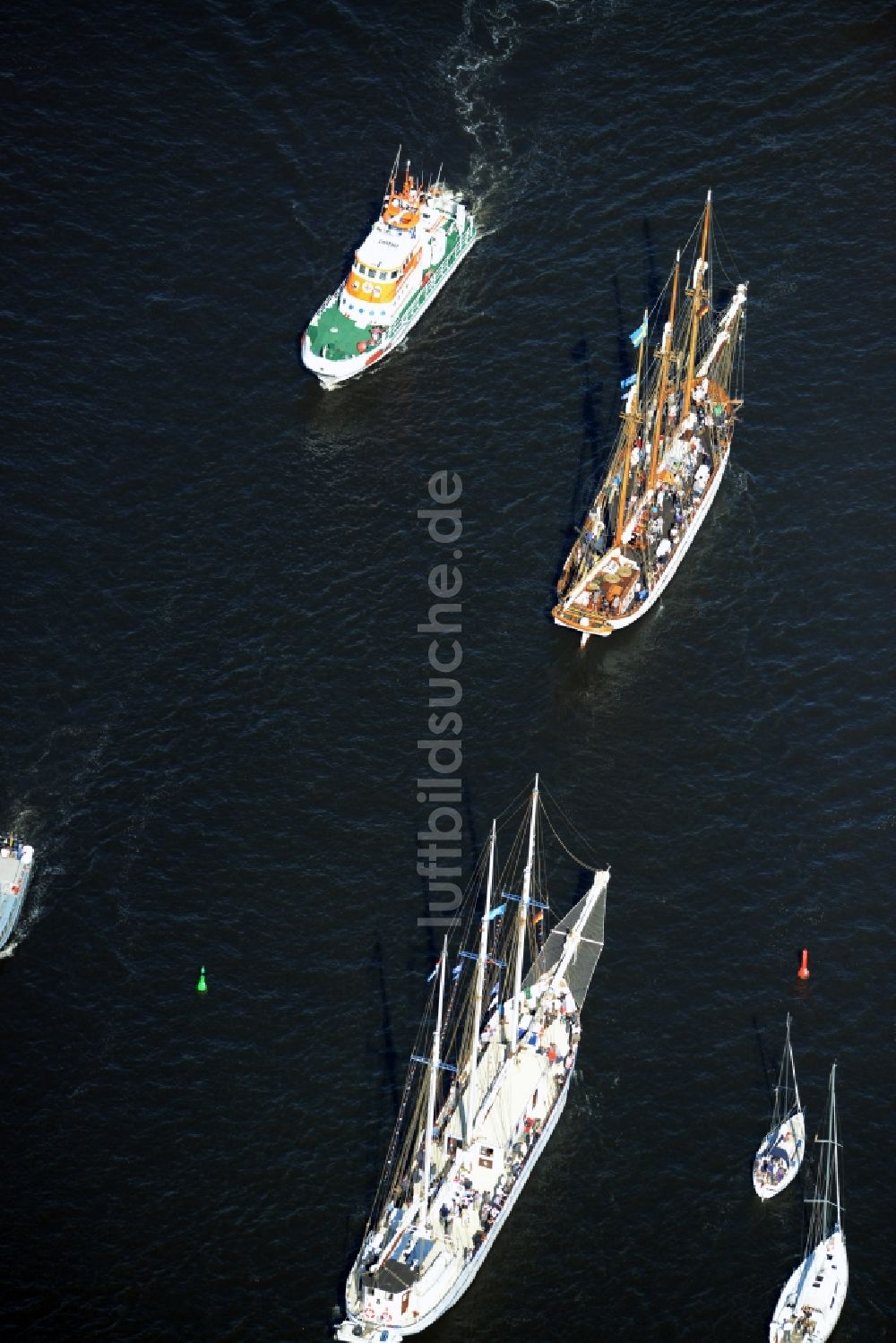 Luftaufnahme Rostock - Segelschiffe in Fahrt auf der Unterwarnow in Rostock im Bundesland Mecklenburg-Vorpommern