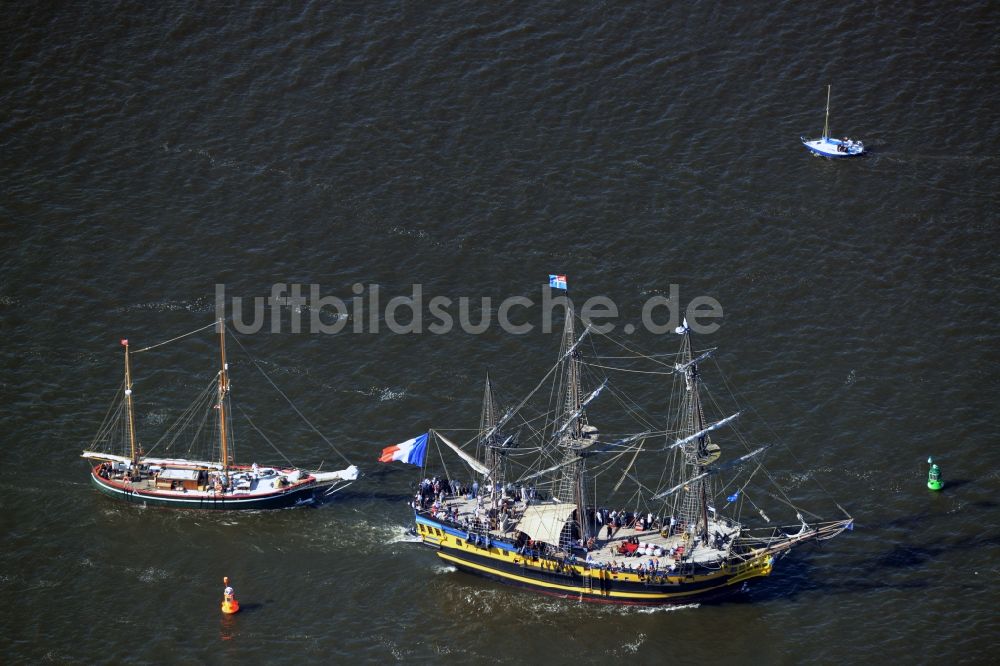 Rostock aus der Vogelperspektive: Segelschiffe in Fahrt auf der Unterwarnow in Rostock im Bundesland Mecklenburg-Vorpommern