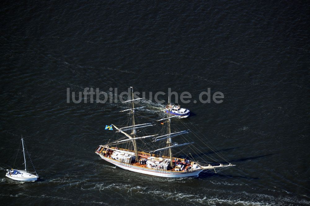 Luftbild Rostock - Segelschiffe in Fahrt auf der Unterwarnow in Rostock im Bundesland Mecklenburg-Vorpommern