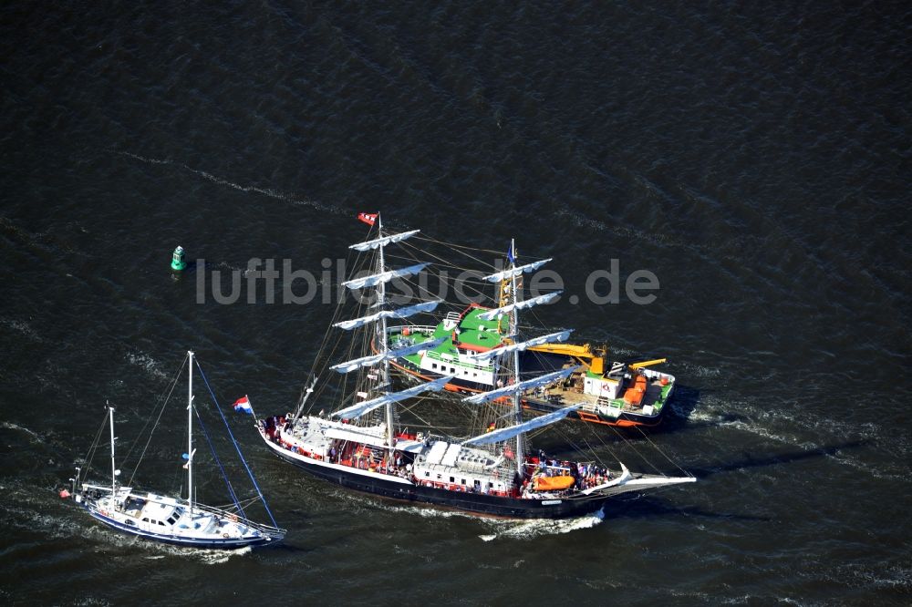 Luftaufnahme Rostock - Segelschiffe in Fahrt auf der Unterwarnow in Rostock im Bundesland Mecklenburg-Vorpommern