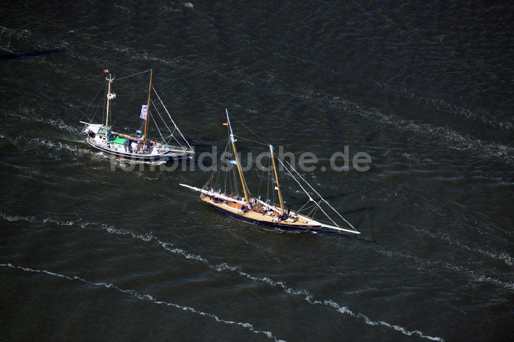 Rostock von oben - Segelschiffe in Fahrt auf der Unterwarnow in Rostock im Bundesland Mecklenburg-Vorpommern