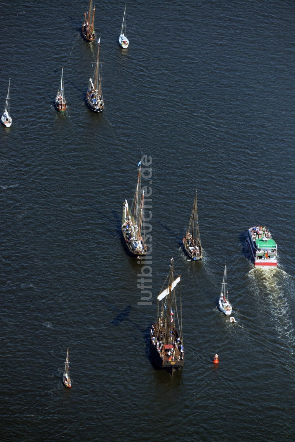 Rostock aus der Vogelperspektive: Segelschiffe in Fahrt auf der Unterwarnow in Rostock im Bundesland Mecklenburg-Vorpommern