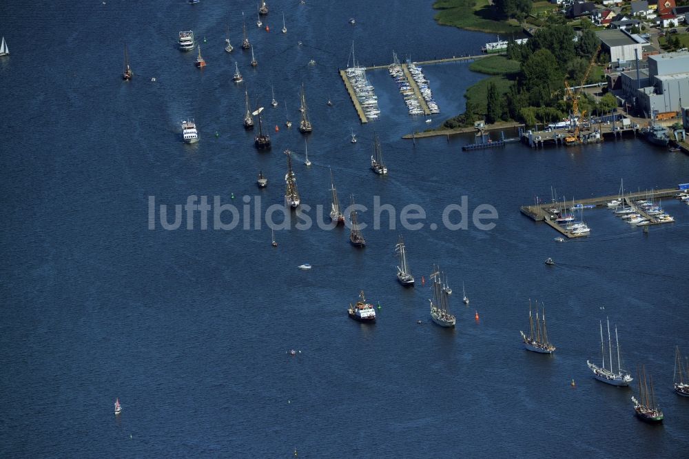 Rostock von oben - Segelschiffe der maritimen Hanse Sail in Fahrt auf der Unterwarnow im Hafen in Rostock im Bundesland Mecklenburg-Vorpommern