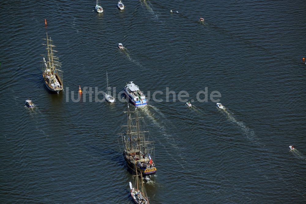 Rostock aus der Vogelperspektive: Segelschiffe der maritimen Hanse Sail in Fahrt auf der Unterwarnow im Hafen in Rostock im Bundesland Mecklenburg-Vorpommern