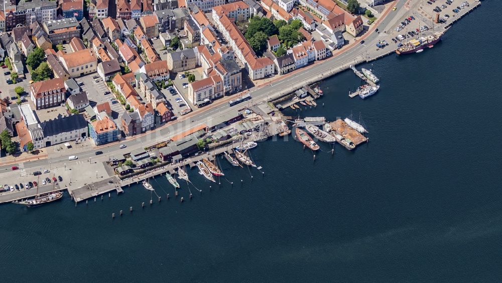 Luftaufnahme Flensburg - Segelschiffe im Museumshafen in Flensburg im Bundesland Schleswig-Holstein, Deutschland