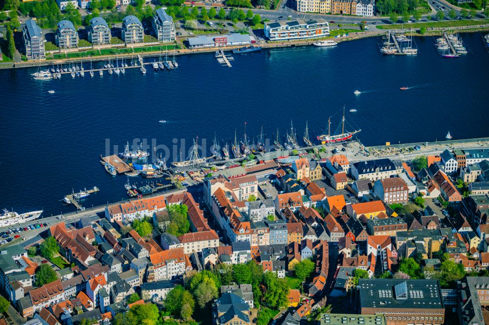 Flensburg von oben - Segelschiffe im Museumshafen in Flensburg im Bundesland Schleswig-Holstein, Deutschland