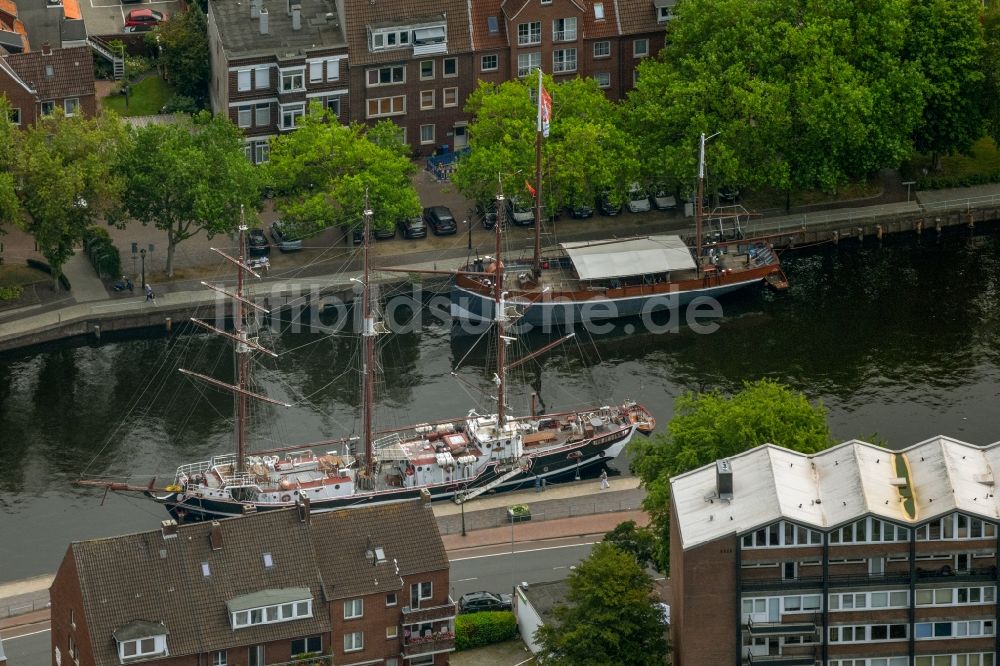 Emden aus der Vogelperspektive: Segelschiffe in der Ratsdelft im Alten Binnenhafen in Emden im Bundesland Niedersachsen, Deutschland