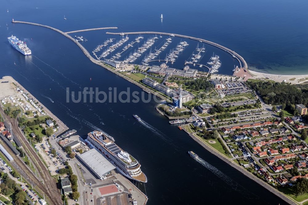 Luftbild Rostock - Segelschiffe im Yachthafen Hohe Düne in Warnemünde im Bundesland Mecklenburg-Vorpommern, Deutschland