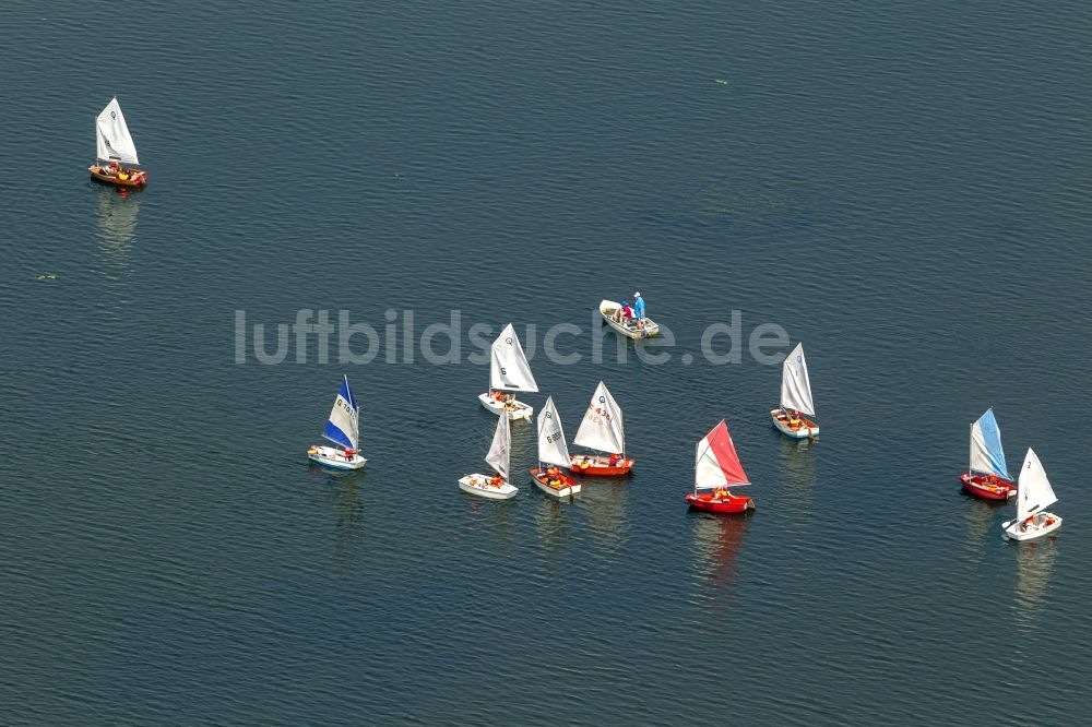 Luftaufnahme Bochum Segelschule auf dem See mit Optimist Segelboot