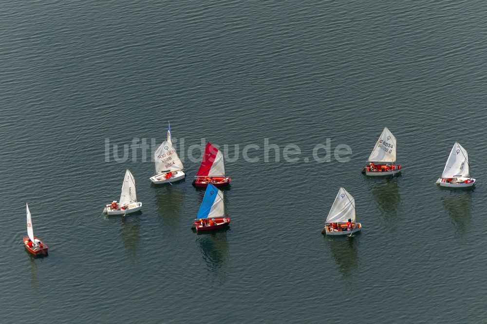 Bochum von oben - Segelschule auf dem See mit Optimist - Segelboot auf den Kemnader See in Bochum im Bundesland Nordrhein-Westfalen