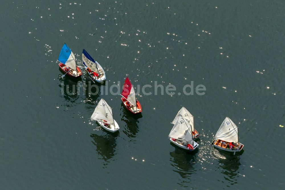 Luftbild Bochum - Segelschule auf dem See mit Optimist - Segelboot auf den Kemnader See in Bochum im Bundesland Nordrhein-Westfalen