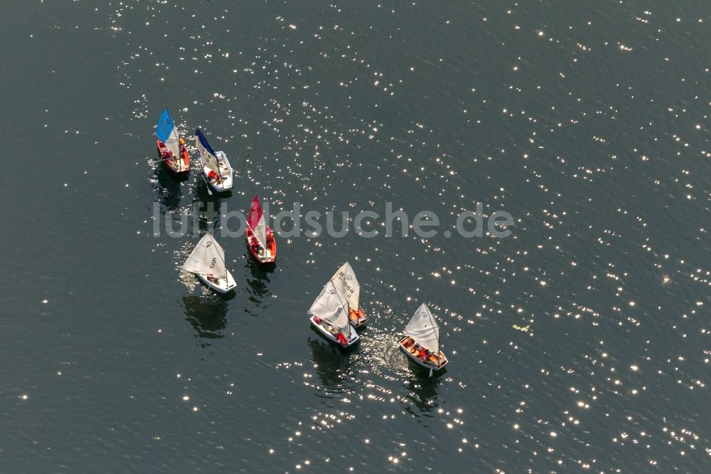 Luftaufnahme Bochum - Segelschule auf dem See mit Optimist - Segelboot auf den Kemnader See in Bochum im Bundesland Nordrhein-Westfalen