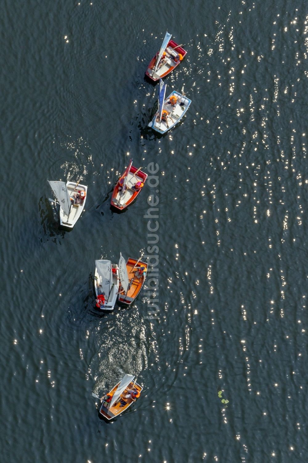 Bochum von oben - Segelschule auf dem See mit Optimist - Segelboot auf den Kemnader See in Bochum im Bundesland Nordrhein-Westfalen