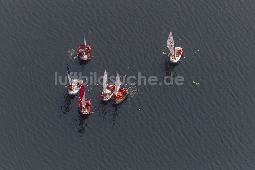 Luftbild Bochum - Segelschule auf dem See mit Optimist - Segelboot auf den Kemnader See in Bochum im Bundesland Nordrhein-Westfalen