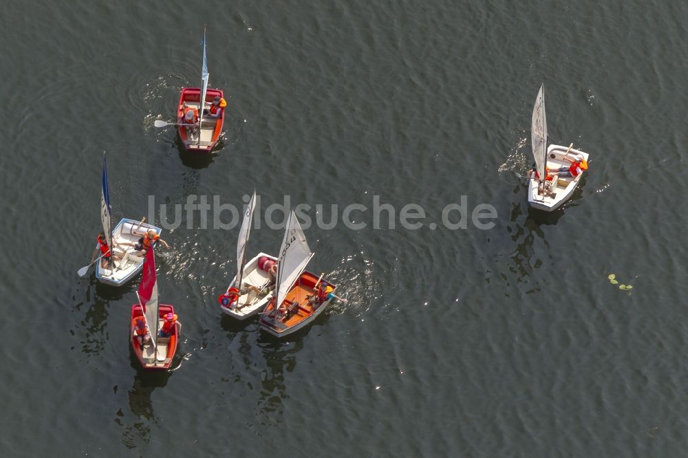 Luftaufnahme Bochum - Segelschule auf dem See mit Optimist - Segelboot auf den Kemnader See in Bochum im Bundesland Nordrhein-Westfalen