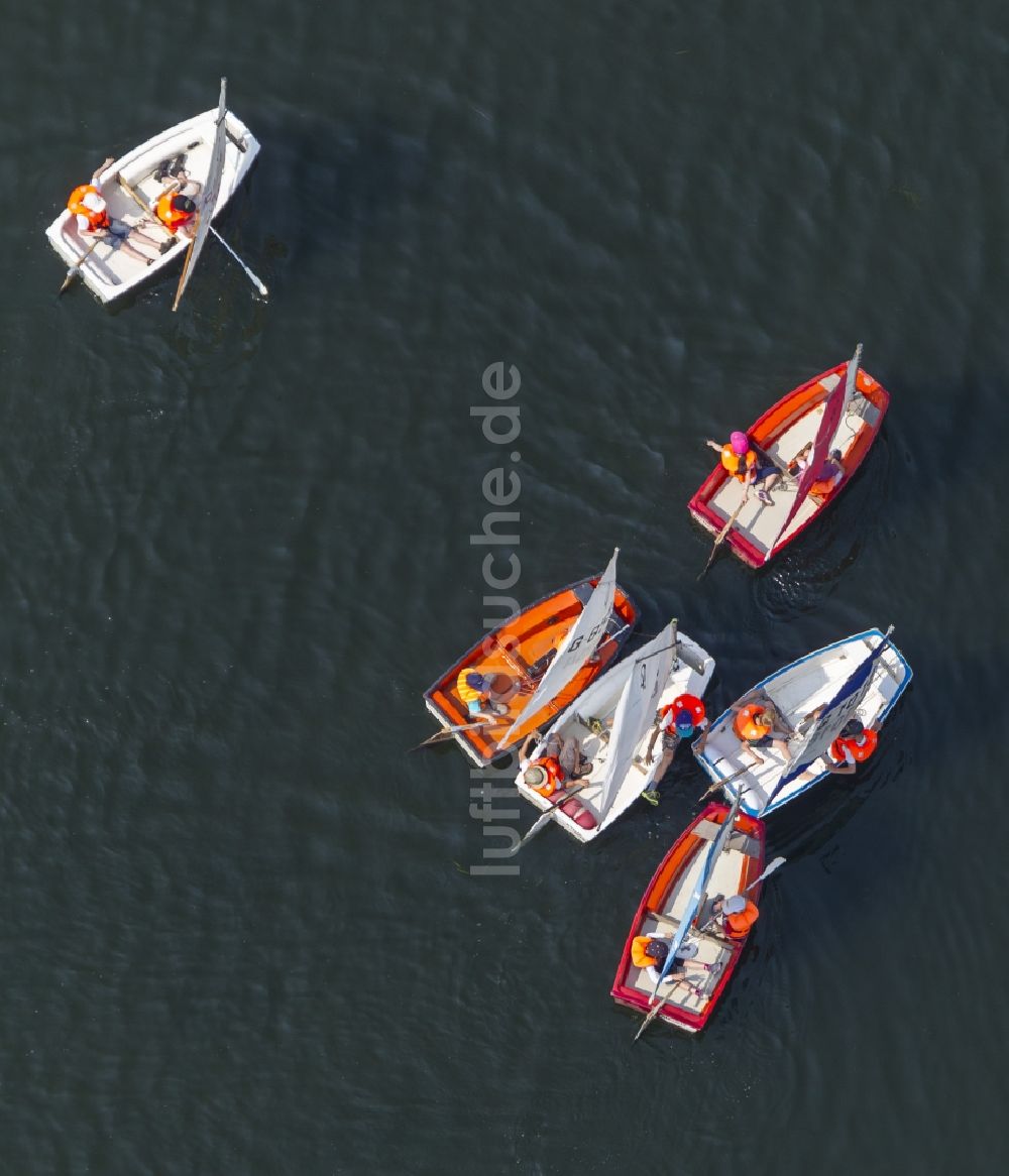 Bochum von oben - Segelschule auf dem See mit Optimist - Segelboot auf den Kemnader See in Bochum im Bundesland Nordrhein-Westfalen