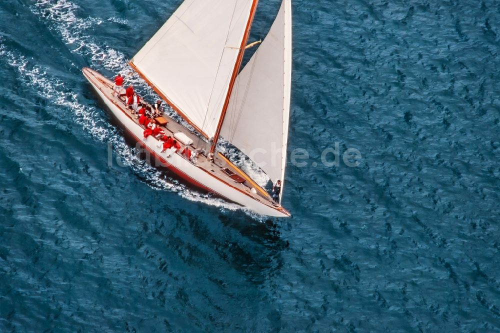 Luftaufnahme Glücksburg - Segelyacht in Fahrt, TRIVIA auf der Flensburger Förde in Glücksburg im Bundesland Schleswig-Holstein, Deutschland