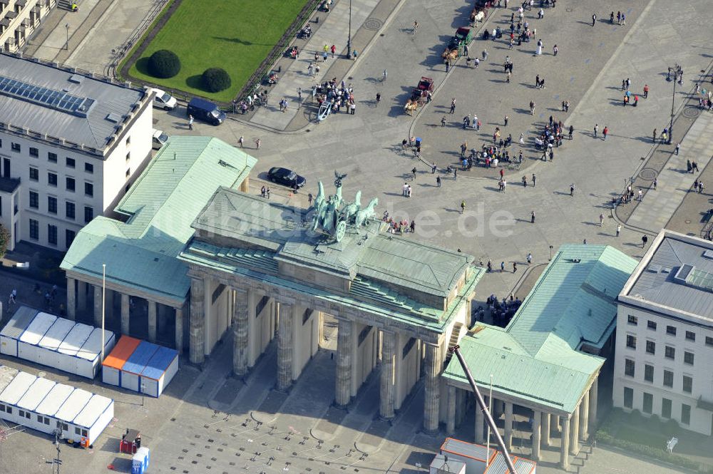 Luftaufnahme Berlin Mitte - Sehenswürdigkeit Brandenburger Tor am Pariser Platz in Berlin-Mitte