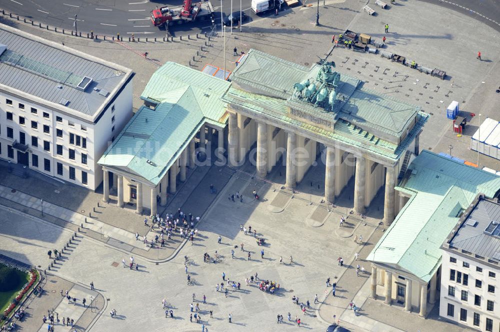 Luftbild Berlin Mitte - Sehenswürdigkeit Brandenburger Tor am Pariser Platz in Berlin-Mitte