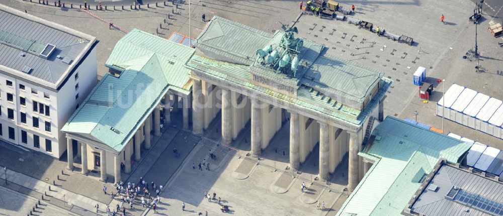 Luftaufnahme Berlin Mitte - Sehenswürdigkeit Brandenburger Tor am Pariser Platz in Berlin-Mitte