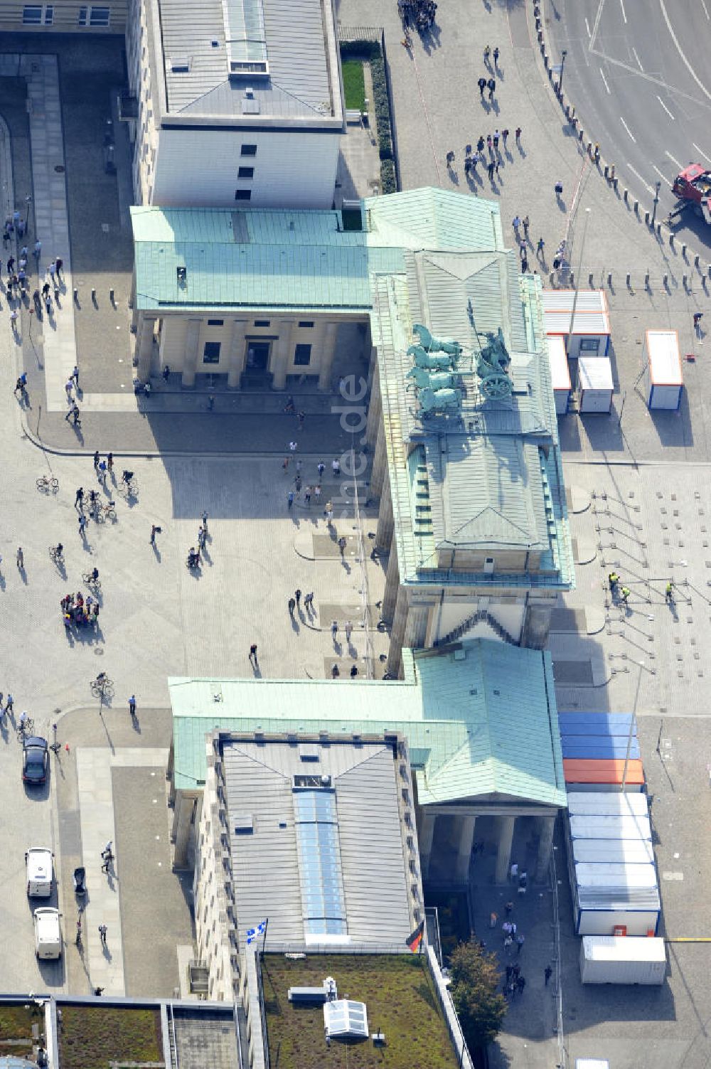 Berlin Mitte aus der Vogelperspektive: Sehenswürdigkeit Brandenburger Tor am Pariser Platz in Berlin-Mitte