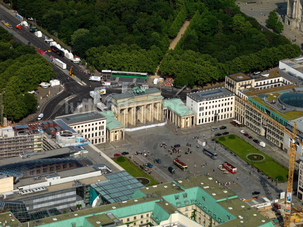 Berlin von oben - Sehenswürdigkeit Brandenburger Tor am Pariser Platz in Berlin-Mitte