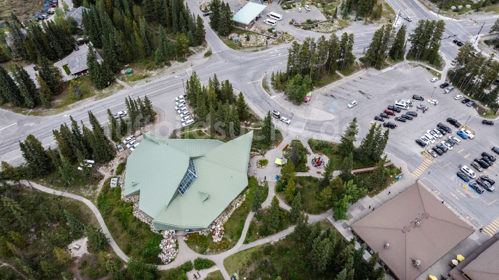 Lake Louise aus der Vogelperspektive: Sehenswürdigkeit Lake Louise Visitor Centre in Lake Louise in Alberta, Kanada