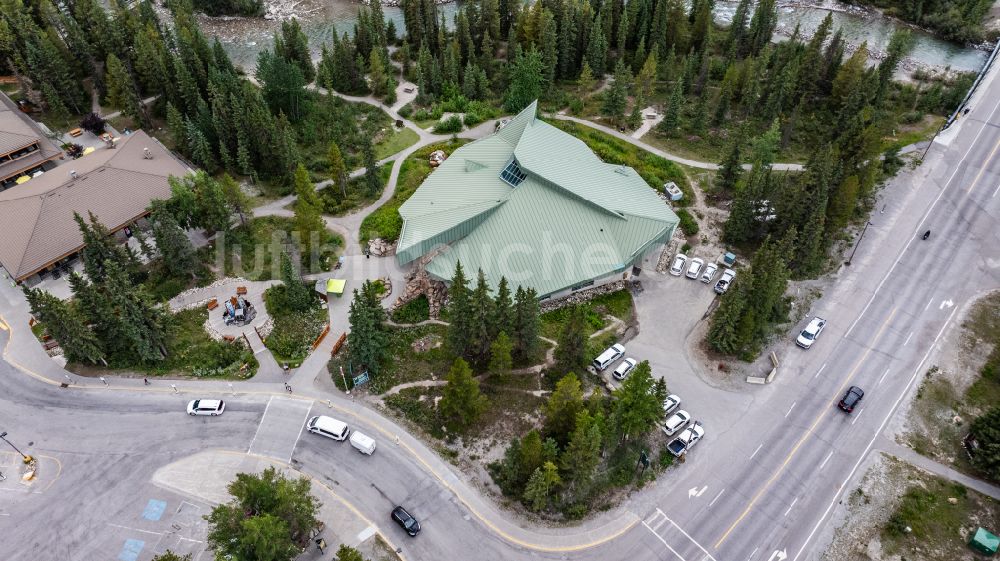 Luftbild Lake Louise - Sehenswürdigkeit Lake Louise Visitor Centre in Lake Louise in Alberta, Kanada