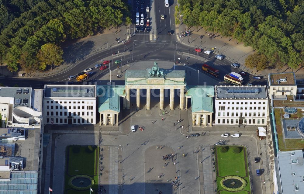 Luftbild Berlin - Sehenswürdigkeit und Wahrzeichen Brandenburger Tor in Berlin am Pariser Platz im Ortsteil Mitte