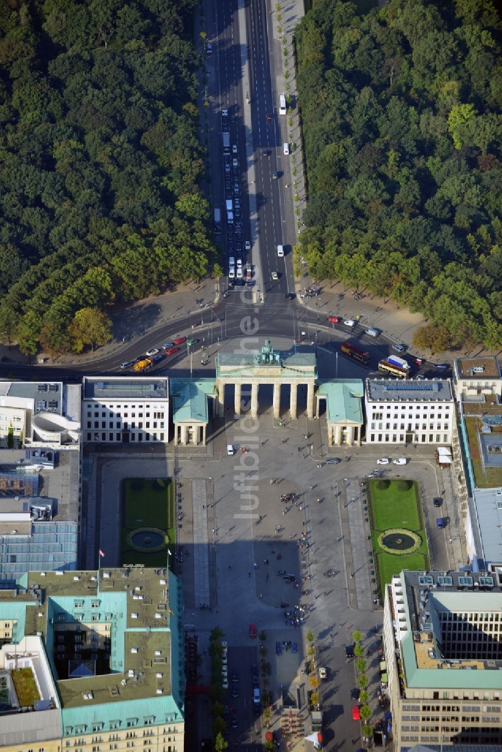 Berlin aus der Vogelperspektive: Sehenswürdigkeit und Wahrzeichen Brandenburger Tor in Berlin am Pariser Platz im Ortsteil Mitte