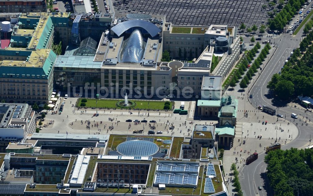 Berlin aus der Vogelperspektive: Sehenswürdigkeit und Wahrzeichen Brandenburger Tor in Berlin am Pariser Platz im Ortsteil Mitte