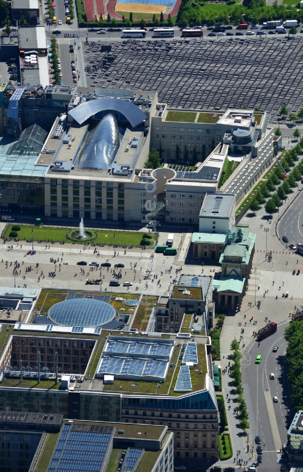 Luftaufnahme Berlin - Sehenswürdigkeit und Wahrzeichen Brandenburger Tor in Berlin am Pariser Platz im Ortsteil Mitte