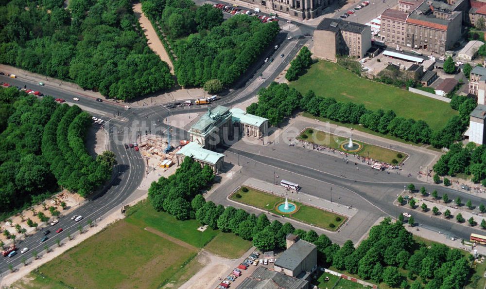 Luftaufnahme Berlin - Sehenswürdigkeit und Wahrzeichen Brandenburger Tor am Pariser Platz in der Dorotheeenstadt in Berlin-Mitte