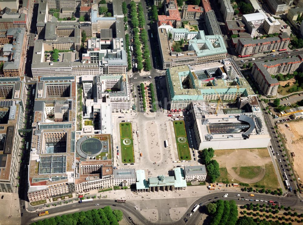 Berlin aus der Vogelperspektive: Sehenswürdigkeit und Wahrzeichen Brandenburger Tor am Pariser Platz in der Dorotheeenstadt in Berlin-Mitte